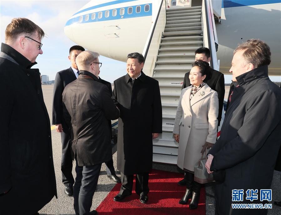 4月4日，國家主席習(xí)近平乘專機(jī)抵達(dá)赫爾辛基，開始對芬蘭共和國進(jìn)行國事訪問。這是芬蘭政府代表、農(nóng)業(yè)與環(huán)境部長蒂利凱寧等在舷梯旁熱情迎接習(xí)近平和夫人彭麗媛。新華社記者 蘭紅光 攝 