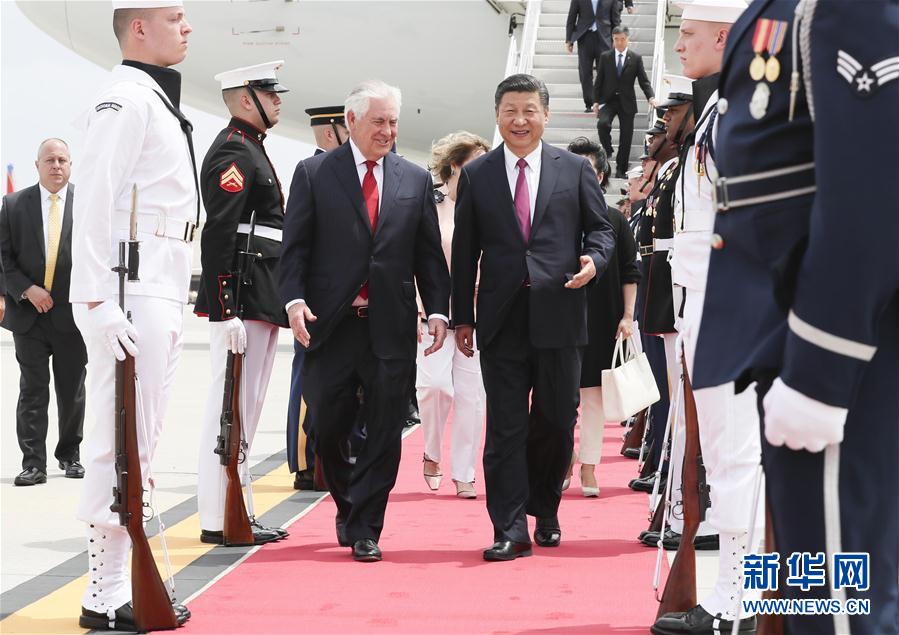 4月6日，國(guó)家主席習(xí)近平乘專機(jī)抵達(dá)美國(guó)佛羅里達(dá)州，將在海湖莊園同美國(guó)總統(tǒng)特朗普舉行中美元首會(huì)晤。習(xí)近平和夫人彭麗媛受到美國(guó)國(guó)務(wù)卿蒂勒森夫婦等熱情迎接。新華社記者 蘭紅光 攝 
