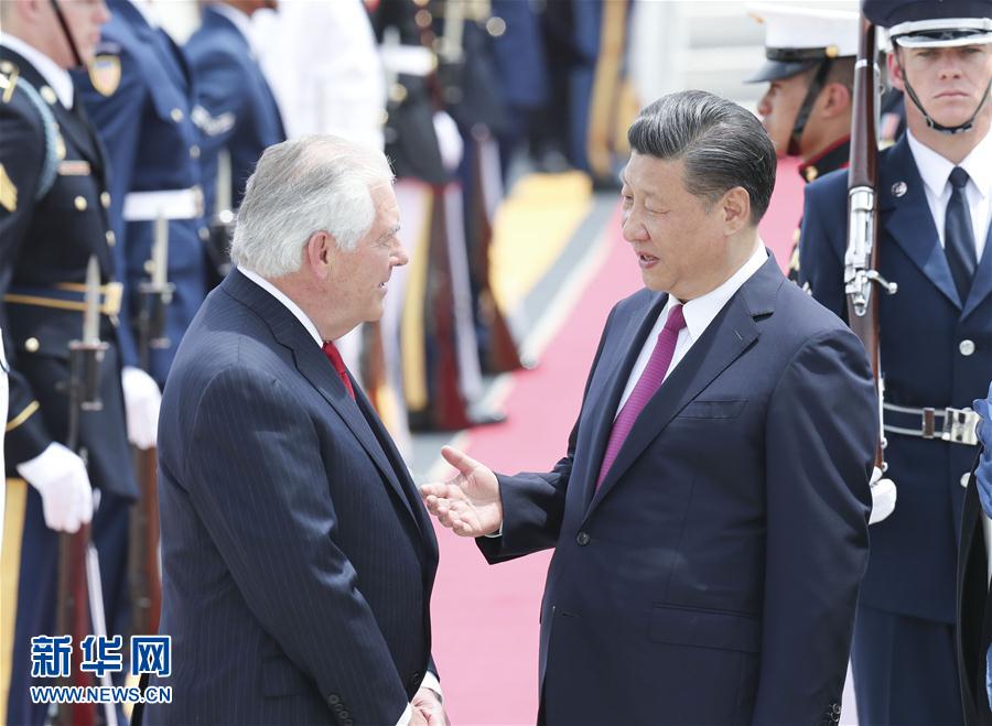 4月6日，國(guó)家主席習(xí)近平乘專機(jī)抵達(dá)美國(guó)佛羅里達(dá)州，將在海湖莊園同美國(guó)總統(tǒng)特朗普舉行中美元首會(huì)晤。習(xí)近平和夫人彭麗媛受到美國(guó)國(guó)務(wù)卿蒂勒森夫婦等熱情迎接。新華社記者 丁林 攝 
