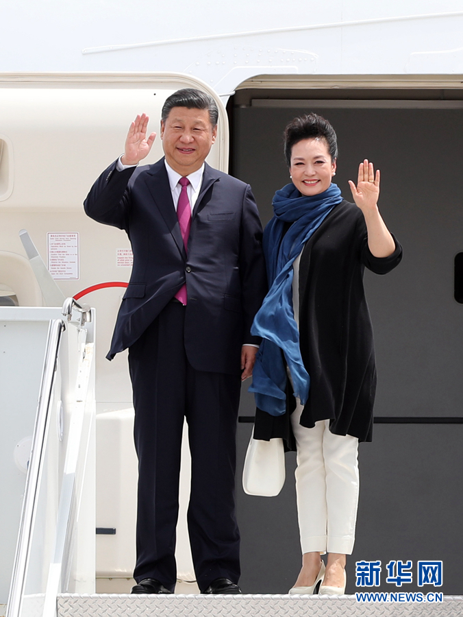 4月6日，國(guó)家主席習(xí)近平乘專機(jī)抵達(dá)美國(guó)佛羅里達(dá)州，將在海湖莊園同美國(guó)總統(tǒng)特朗普舉行中美元首會(huì)晤。這是習(xí)近平和夫人彭麗媛步出機(jī)艙。新華社記者 劉衛(wèi)兵 攝 