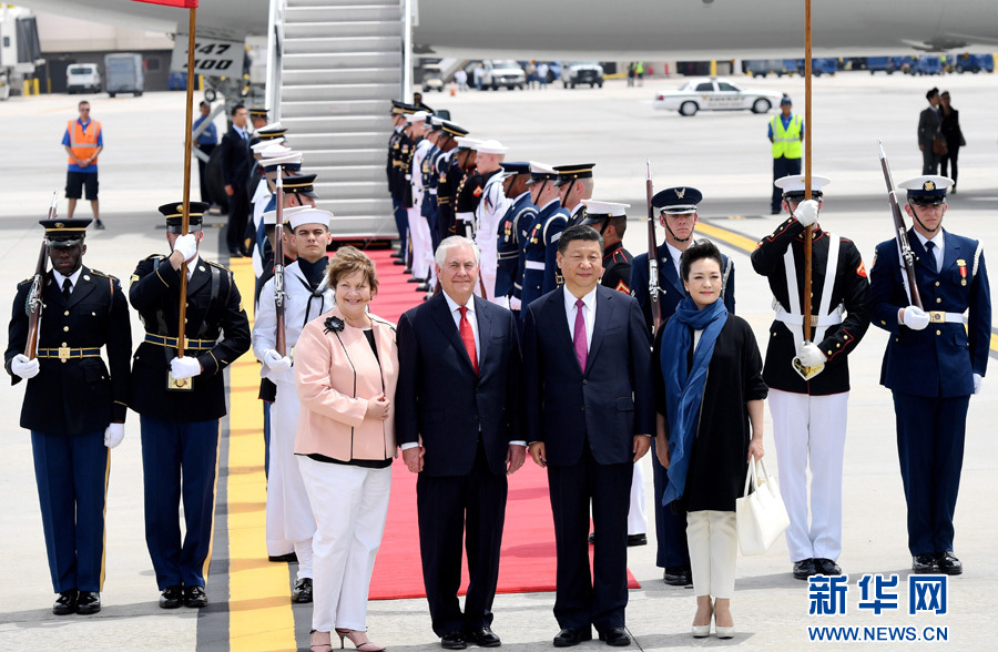 4月6日，國(guó)家主席習(xí)近平乘專機(jī)抵達(dá)美國(guó)佛羅里達(dá)州，將在海湖莊園同美國(guó)總統(tǒng)特朗普舉行中美元首會(huì)晤。習(xí)近平和夫人彭麗媛受到美國(guó)國(guó)務(wù)卿蒂勒森夫婦等熱情迎接。新華社記者 吳曉凌 攝