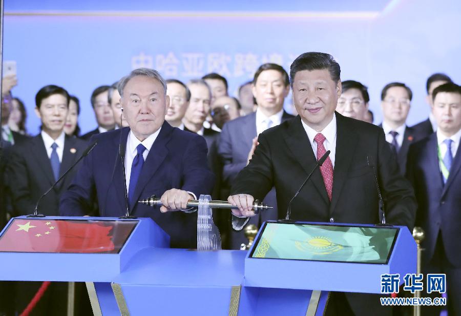 6月8日，正在哈薩克斯坦訪問的國家主席習近平在哈薩克斯坦總統(tǒng)納扎爾巴耶夫陪同下，參觀阿斯塔納專項世博會中國國家館，并共同出席中哈亞歐跨境運輸視頻連線儀式。這是在中國國家館舉行的中哈亞歐跨境運輸視頻連線儀式上，兩國元首共同推動操控桿，視頻顯示中哈連云港物流合作基地和“霍爾果斯－東大門”經濟特區(qū)無水港兩個分會場四列火車鳴笛開行。新華社記者 丁林 攝