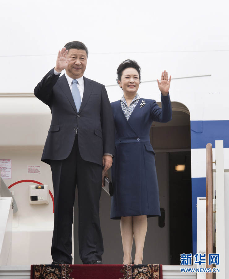 7月3日，國(guó)家主席習(xí)近平乘專機(jī)抵達(dá)莫斯科，開始對(duì)俄羅斯聯(lián)邦進(jìn)行國(guó)事訪問。這是習(xí)近平和夫人彭麗媛步出艙門。 新華社記者 李學(xué)仁 攝
