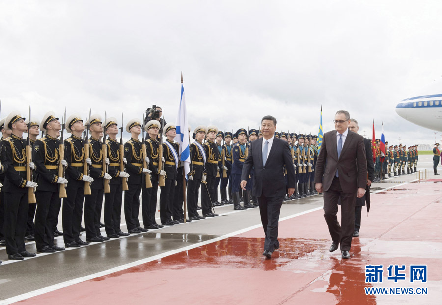 7月3日，國(guó)家主席習(xí)近平乘專機(jī)抵達(dá)莫斯科，開始對(duì)俄羅斯聯(lián)邦進(jìn)行國(guó)事訪問。這是習(xí)近平出席機(jī)場(chǎng)歡迎儀式。 新華社記者 李學(xué)仁 攝