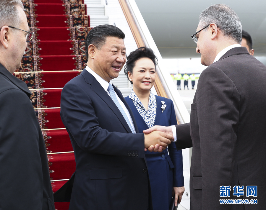 7月3日，國(guó)家主席習(xí)近平乘專機(jī)抵達(dá)莫斯科，開始對(duì)俄羅斯聯(lián)邦進(jìn)行國(guó)事訪問。這是習(xí)近平和夫人彭麗媛受到俄羅斯政府高級(jí)官員熱情迎接。新華社記者 謝環(huán)馳 攝 