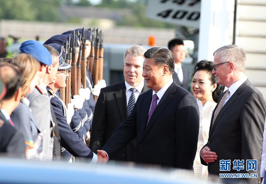 7月4日，國(guó)家主席習(xí)近平乘專機(jī)抵達(dá)柏林，開(kāi)始對(duì)德意志聯(lián)邦共和國(guó)進(jìn)行國(guó)事訪問(wèn)。德國(guó)政府高級(jí)官員在舷梯旁迎接習(xí)近平和夫人彭麗媛。新華社記者 姚大偉 攝