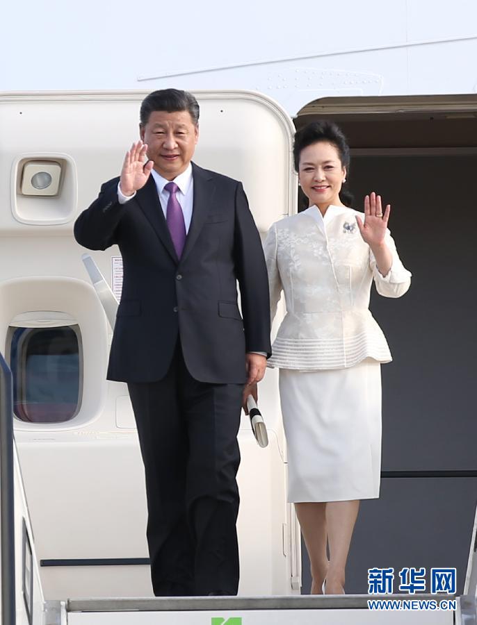 7月4日，國(guó)家主席習(xí)近平乘專機(jī)抵達(dá)柏林，開(kāi)始對(duì)德意志聯(lián)邦共和國(guó)進(jìn)行國(guó)事訪問(wèn)。這是習(xí)近平和夫人彭麗媛步出艙門(mén)。 新華社記者 姚大偉 攝