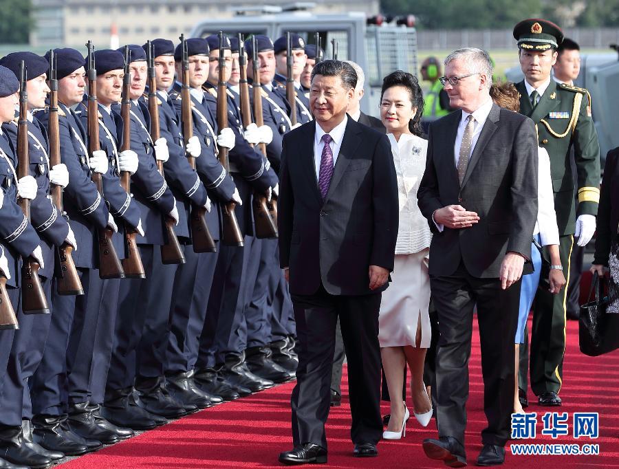 7月4日，國(guó)家主席習(xí)近平乘專機(jī)抵達(dá)柏林，開(kāi)始對(duì)德意志聯(lián)邦共和國(guó)進(jìn)行國(guó)事訪問(wèn)。德國(guó)政府高級(jí)官員在舷梯旁迎接習(xí)近平和夫人彭麗媛。新華社記者 王曄 攝