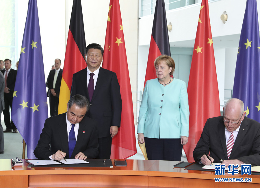 7月5日，國家主席習(xí)近平在柏林同德國總理默克爾舉行會(huì)談。會(huì)談后，兩國領(lǐng)導(dǎo)人共同見證了航天、智能制造、工業(yè)互聯(lián)網(wǎng)、數(shù)字化、第三方市場(chǎng)、大熊貓合作研究等領(lǐng)域多項(xiàng)雙邊合作文件的簽署。新華社記者馬占成攝