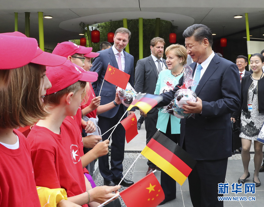 7月5日，國家主席習(xí)近平同德國總理默克爾共同出席柏林動物園大熊貓館開館儀式。這是習(xí)近平向現(xiàn)場的孩子們贈送大熊貓毛絨玩具。 新華社記者謝環(huán)馳 攝