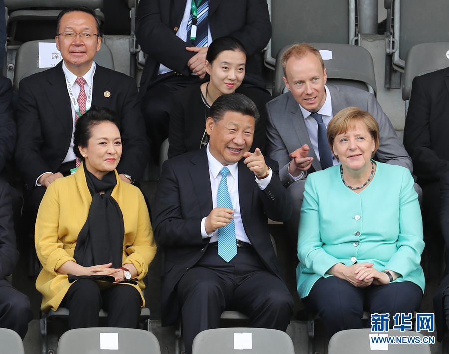 7月5日，國家主席習(xí)近平在柏林同德國總理默克爾共同觀看中德青少年足球友誼賽。這是習(xí)近平和夫人彭麗媛同默克爾在看臺上。 新華社記者 王曄攝