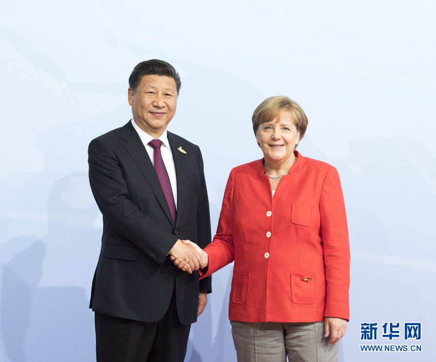 7月7日，二十國集團領導人第十二次峰會在德國漢堡舉行。國家主席習近平出席并發(fā)表題為《堅持開放包容　推動聯(lián)動增長》的重要講話。這是峰會開始前，習近平受到德國總理默克爾迎接。新華社記者 李學仁 攝 