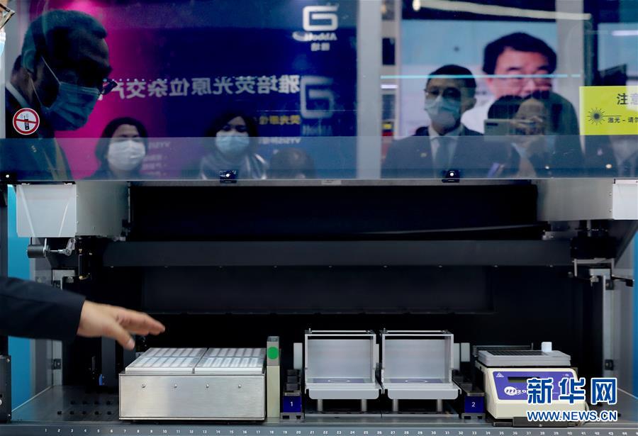 （第三屆進(jìn)博會(huì)·圖文互動(dòng)）（11）新疫苗、新療法，進(jìn)博會(huì)最“火爆”展區(qū)見聞