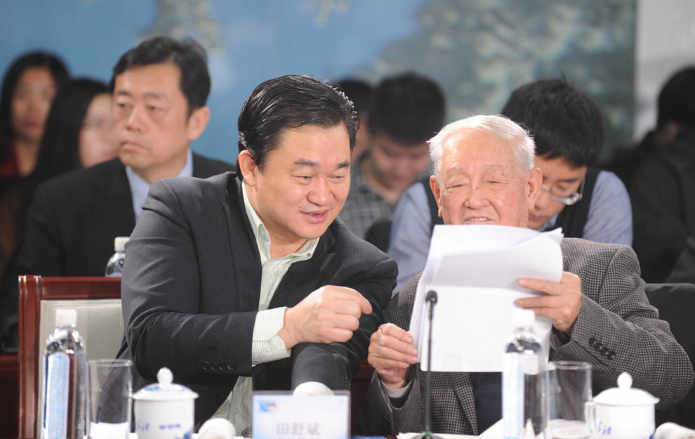新華網董事長、總裁田舒斌與軍事科學院原副院長糜振玉在現場交流