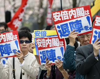 麻煩重重 安倍難逃“森友劫”？